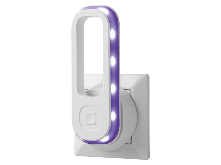 Witte LED nachtlamp met paars licht, aangesloten op een stopcontact.