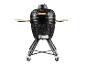 Zwarte kamado grill met houten zijplanken en wielen.