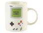 Een witte mok met een Game Boy ontwerp.