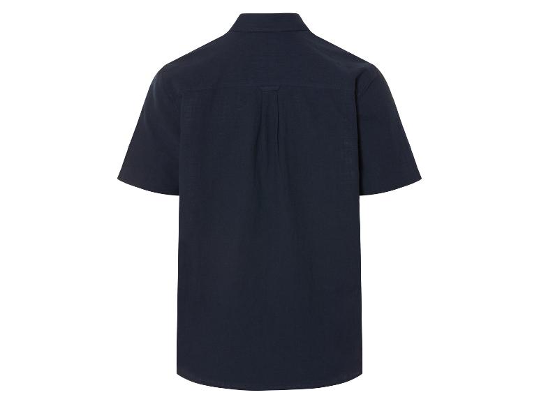 Een donkerblauw overhemd met korte mouwen, van achteren gezien.