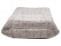 Grijze, vierkante vloerkussen met een getufte oppervlakte.