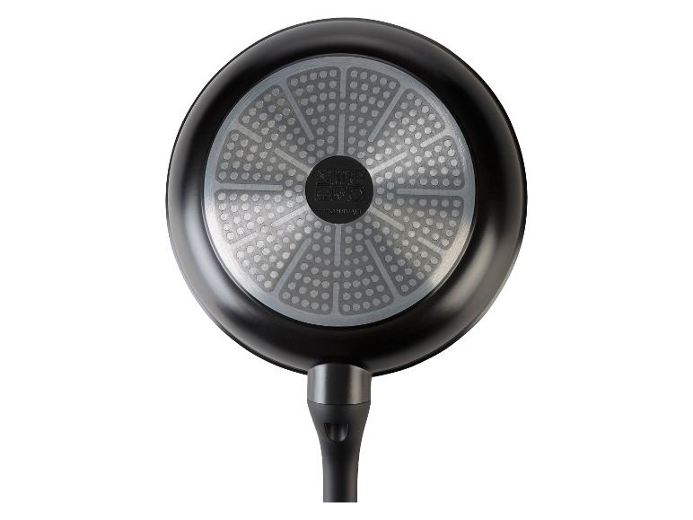 Een zwarte koekenpan met een Livarno-merk en een geribbelde bodem.