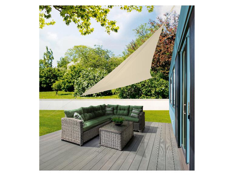 Driehoekige zonnescherm en rotan tuinmeubilair op een terras.