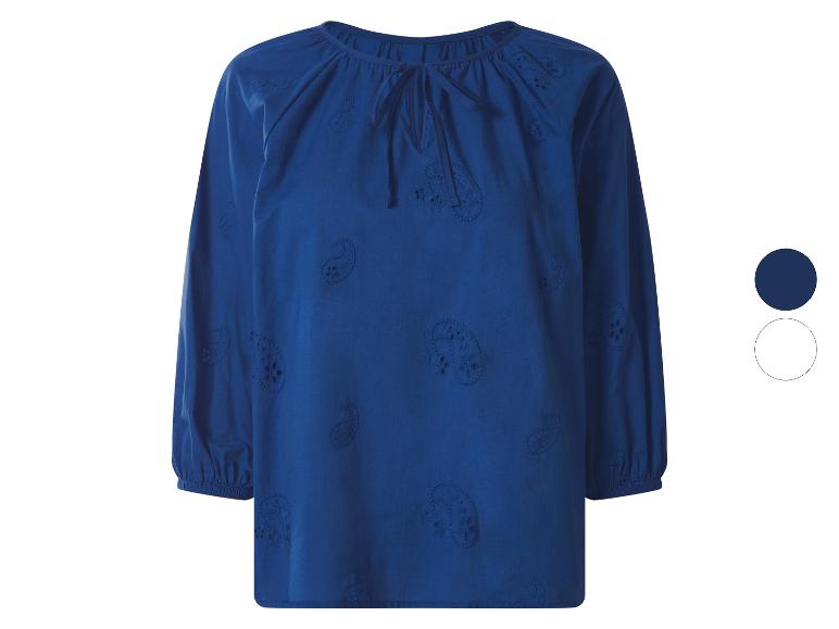 Blauwe damesblouse met paisley-borduurwerk en strikdetail bij de hals
