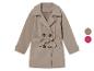 Beige trenchcoat met knopen en riem.