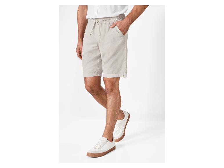 Beige linnen shorts en witte sneakers voor heren.
