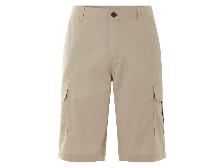 Beige cargoshorts.