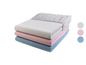 Een stapel bedlakens in grijs, roze en blauw.