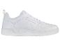 Witte sportschoenen met witte veters en geperforeerde details.