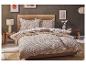 Slaapkamer met een houten bed, beige dekbedovertrek met geometrisch patroon en nachtkastjes.