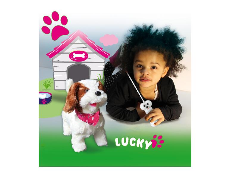 Meisje speelt met een Lucky speelgoedhond.