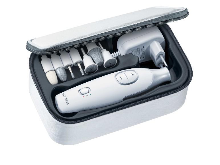 Manicure/pedicureset met elektrische vijl, diverse opzetstukken en stroomadapter in een etui.