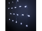 LED-sneeuwvlokken cascadeverlichting op een donkere achtergrond.