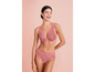 Een roze lingerie set met kanten bh en slip.