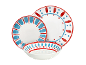 Set wit keramisch servies met rood en blauw patroon, bestaande uit twee borden en een kom.