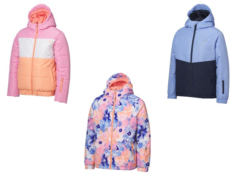Drie kinderwinterjassen: één roze, wit en oranje, één blauw en marineblauw, en één met bloemenprint.