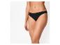 Close-up van een vrouw in een zwart bikinibroekje met een klein strikje.