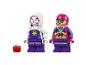 Twee LEGO minifiguren, Spider-Gwen en een personage met een roze helm, met een kleine rode spinnendrone.