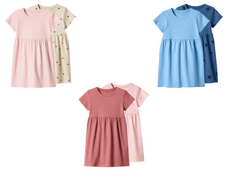 Drie sets kinderjurken in verschillende kleuren, waaronder roze, blauw en bruin.