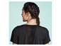 Vrouw in een zwart T-shirt met mesh-achterpaneel.