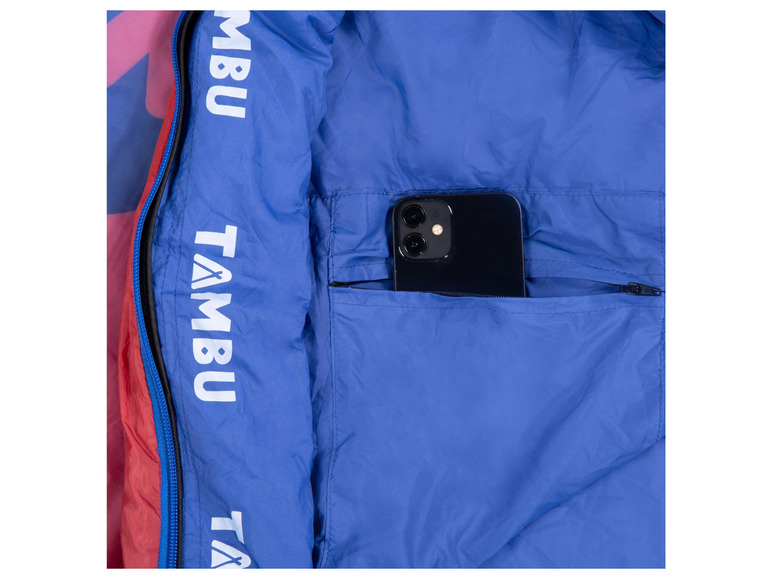 Een blauwe Tambu jas met een smartphone in de zak.