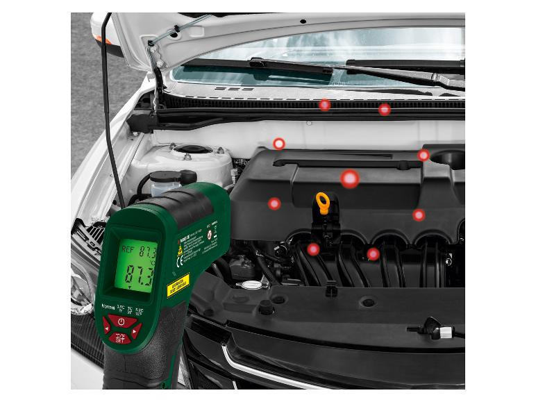 PARKSIDE infrarood thermometer meet de temperatuur van een automotor.