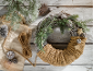 Kerstkrans met dennentakken, dennenappels en juten touw op een houten achtergrond.