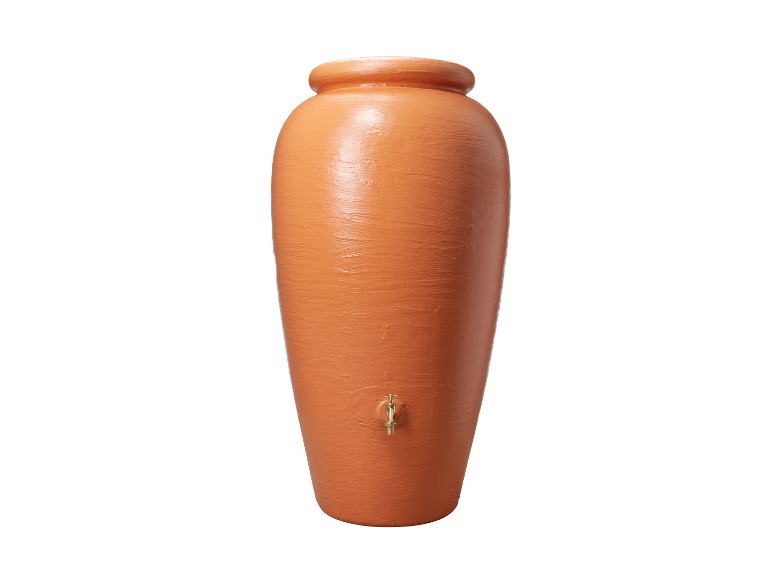 Grote terracotta regenton met kraan voor het opvangen van regenwater.