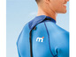 Een man draagt een blauw Mares neopreen wetsuit.