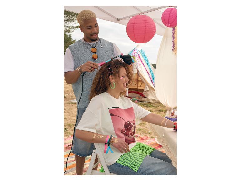 Festival kapsel: krultang wordt gebruikt om krullen te maken. Manhattan kleding.