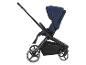 Een donkerblauwe kinderwagen met een zwarte frame.