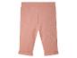 Roze babybroek met gevouwen boorden.