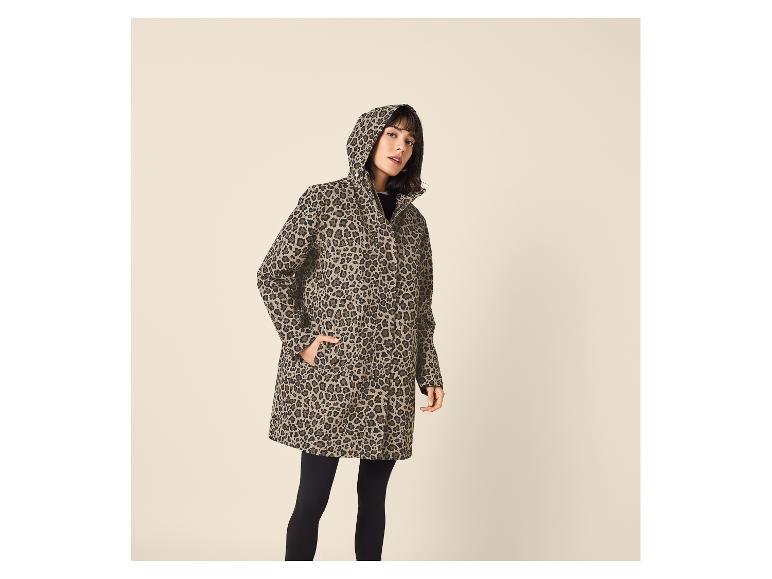 Vrouw in een luipaardprint jas met capuchon en zwarte legging.