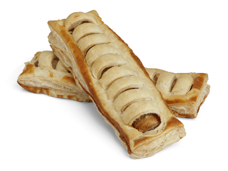 Twee goudbruine worstenbroodjes van bladerdeeg op een zwarte achtergrond.