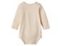 Beige babyromper met lange mouwen en ronde hals.