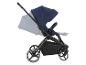 Een blauwe kinderwagen met grote wielen en een opbergmand.