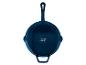 Blauwe gietijzeren koekenpan met handvat en symbolen voor oven, gas, inductie en vaatwasser.