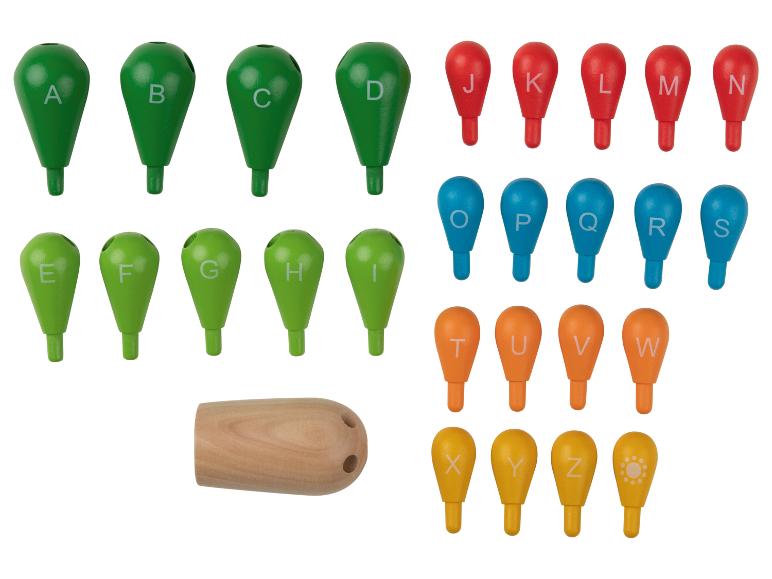 Houten alfabetpinnen in verschillende kleuren, waaronder groen, rood, blauw, oranje en geel.