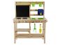 Houten speelkeuken voor kinderen met schoolbord, gootstenen en tuingereedschap.