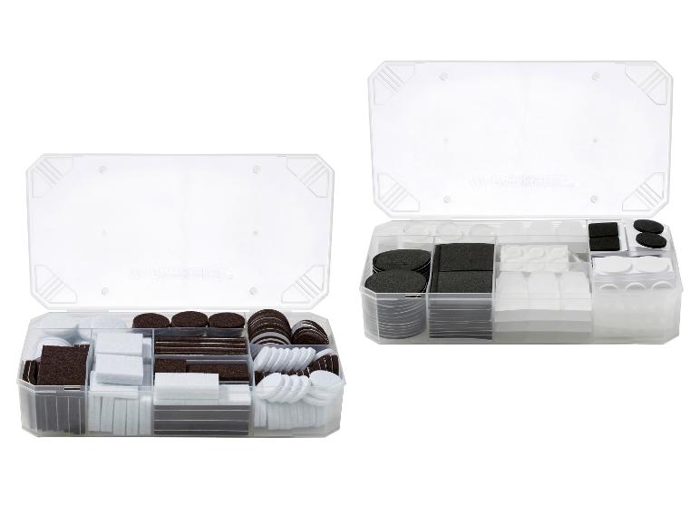 Twee open dozen met viltkussentjes in diverse vormen, maten en kleuren.