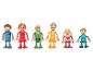 Zes houten en plastic speelgoedfiguren, die een familie voorstellen, op een witte achtergrond.