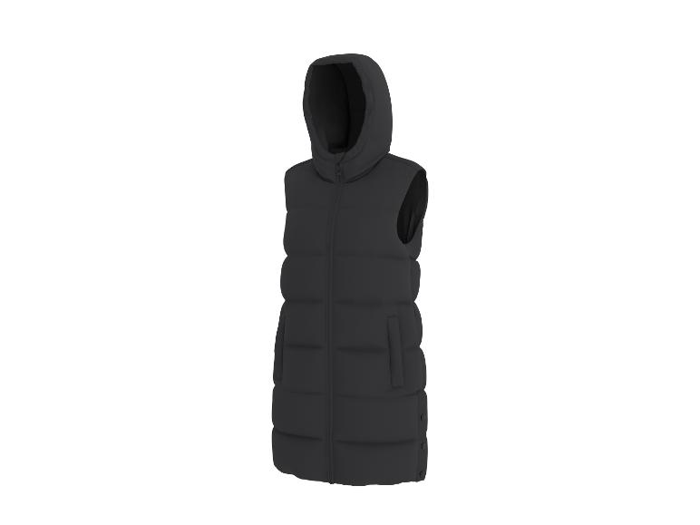 Lange zwarte gewatteerde bodywarmer met capuchon en rits, geïsoleerd op een witte achtergrond.
