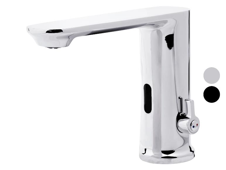 Chromen elektronische kraan met geïntegreerde zeepdispenser.