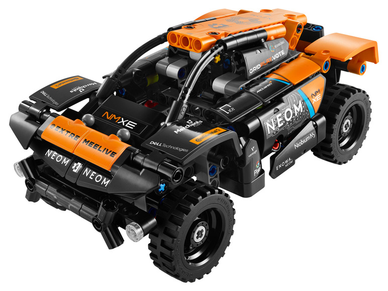 Een oranje en zwarte LEGO Technic raceauto met verschillende sponsors.