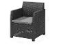 Donkergrijze polyrotan tuinstoel met kussen, afmetingen 76x65x63 cm.