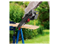 Iemand gebruikt een Parkside accu kettingzaag om een stuk hout te zagen.
