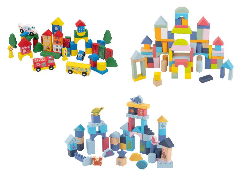 Drie sets kleurrijke houten bouwblokken, waaronder een stad, een kasteel en een onderwaterthema.