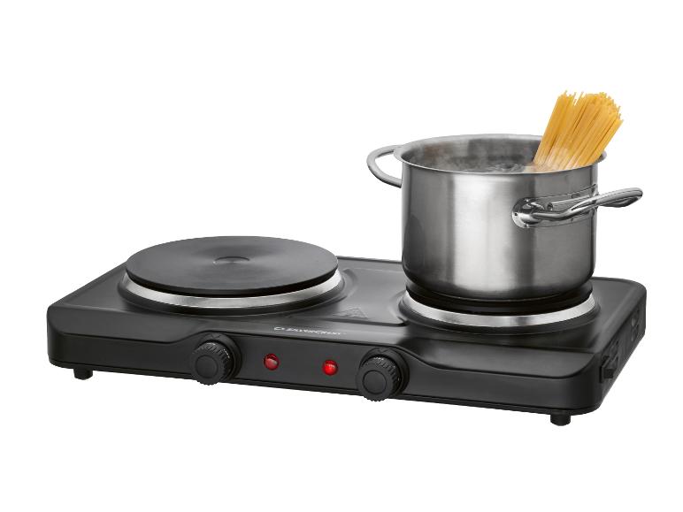 Dubbele elektrische kookplaat met een pan kokend water en spaghetti.