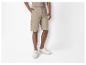 Beige cargoshorts en witte sneakers voor heren.