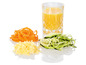 Zucchini- en wortelslierten met geraspte kaas en een glas sinaasappelsap.
